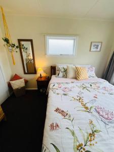 Voodi või voodid majutusasutuse Cruse Cottage Central Motueka toas