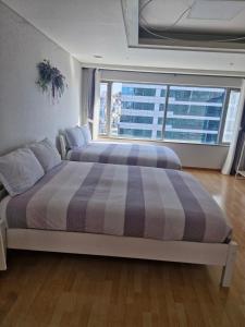 Cama o camas de una habitación en Hongdae Residence-4 - 1min from Hongik Univ Station #1