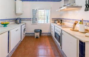 Η κουζίνα ή μικρή κουζίνα στο 3 Bedroom Awesome Home In Carmona