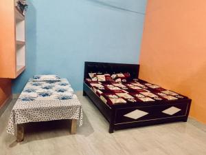 Rúm í herbergi á Shivam Home Stay