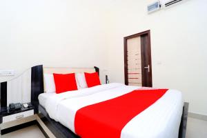Postel nebo postele na pokoji v ubytování Hotel O Sangam Resort