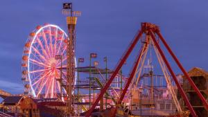 ein Riesenrad und ein Riesenrad auf einem Jahrmarkt in der Unterkunft 3 bed Professional Suite for Long term in Aberdeen