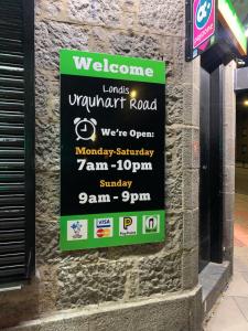 ein Schild an der Seite eines Gebäudes in der Unterkunft 3 bed Professional Suite for Long term in Aberdeen + 1 Foto