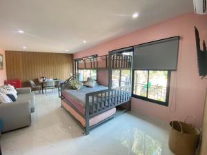 Postel nebo postele na pokoji v ubytování แอนฟาร์มรีสอร์ทแอนด์คาเฟ่