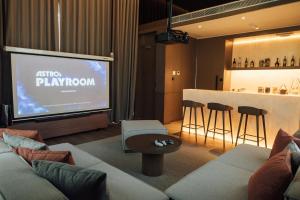 Hotel MYS Khao Yai的电视和/或娱乐中心