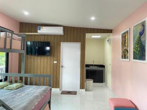 TV a/nebo společenská místnost v ubytování แอนฟาร์มรีสอร์ทแอนด์คาเฟ่