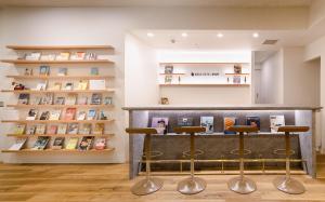 東京にあるNo, 2 Taniji Building - Vacation STAY 91347vの本のある部屋にスツール3脚付きのバー
