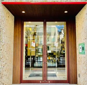 東京にあるNo, 2 Taniji Building - Vacation STAY 91347vの建物内のガラス扉のある店舗の正面
