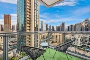 Balkón nebo terasa v ubytování Walk to Burj Khalifa from this 2BR with Skyline Balcony View