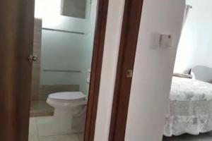 La UreñaにあるMinervaのバスルーム(ベッドの隣にトイレ付) +23枚の写真
