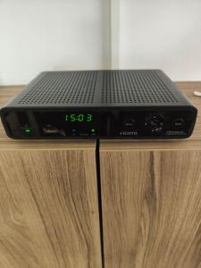 La UreñaにあるMinervaの木製テーブルの上に座ったノートパソコン