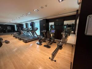 Fitness centrum a/nebo fitness zařízení v ubytování Walk to Burj Khalifa from this 2BR with Skyline Balcony View