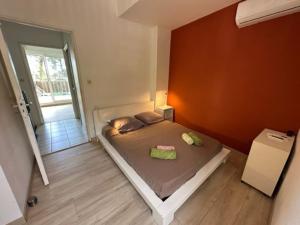 a bedroom with a bed in a room at Appartement Rêve Bleu pied dans l'eau in Saint-Leu