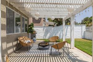 Un patio sau altă zonă în aer liber la GOODE HOMES Luxury Modern Home with Jacuzzi