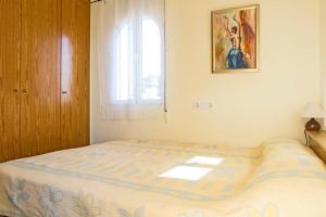 Ένα ή περισσότερα κρεβάτια σε δωμάτιο στο Bungalow a 50 metros del mar +22 φωτογραφίες