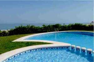 Πισίνα στο ή κοντά στο Bungalow a 50 metros del mar