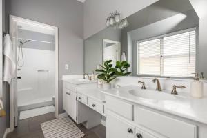 O baie la GOODE HOMES Luxury Modern Home with Jacuzzi