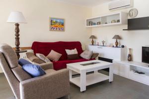 Μια τηλεόραση ή/και κέντρο ψυχαγωγίας στο Bungalow a 50 metros del mar