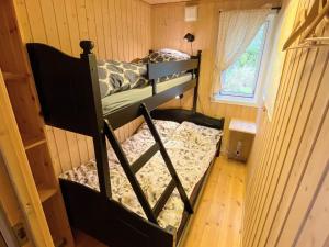 una camera con due letti a castello in una casetta di 7 person holiday home in lyngdal a Lyngdal