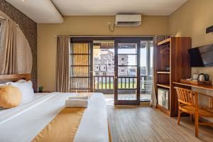 Un dormitorio con una cama grande y un balcón. en Cove Kavana, en Canggu 22 fotos más