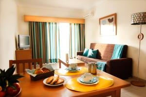 Ruang duduk di Flamingo Apartments