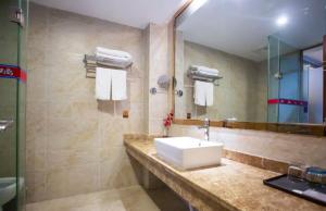 Zhangjiajie Huan Sha Ju Hotel的一间浴室