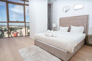 Ένα ή περισσότερα κρεβάτια σε δωμάτιο στο 360 Nicosia Heights, Gym & Pool