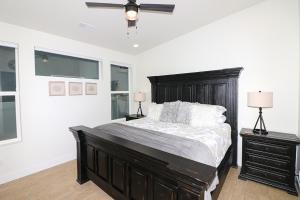 une chambre avec un grand lit et un ventilateur de plafond dans l'établissement Tranquil Modern Haven home, à Grand Junction