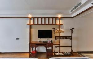 Zhangjiajie Huan Sha Ju Hotel的电视和/或娱乐中心
