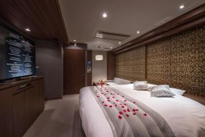 Postel nebo postele na pokoji v ubytování ホテルイエロー宇都宮 - 大人専用 -