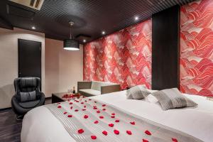 Postel nebo postele na pokoji v ubytování ホテルイエロー宇都宮 - 大人専用 -