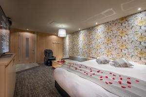 Postel nebo postele na pokoji v ubytování ホテルイエロー宇都宮 - 大人専用 -