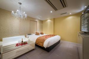 Postel nebo postele na pokoji v ubytování ホテルイエロー宇都宮 - 大人専用 -