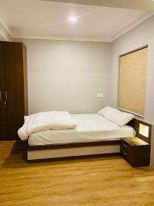 Rúm í herbergi á Niro Suite Home