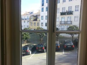リスボンにあるDoBairro Suites at Principe Realの駐車場の窓からの眺め