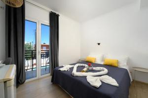 Postel nebo postele na pokoji v ubytování Aquarius Beach Hotel