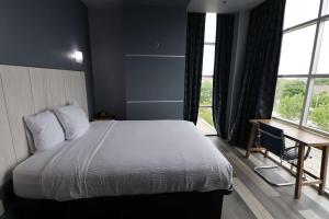 Postel nebo postele na pokoji v ubytování Days Inn & Suites by Wyndham Milwaukee