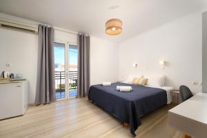 Postel nebo postele na pokoji v ubytování Aquarius Beach Hotel