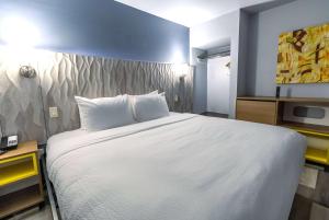 Postel nebo postele na pokoji v ubytování Days Inn & Suites by Wyndham Milwaukee
