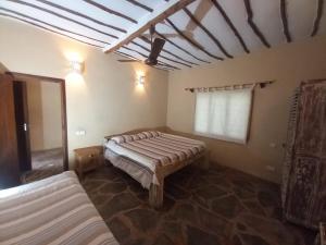 Un dormitorio con dos camas y una ventana. en Clarisa villa, en Watamu