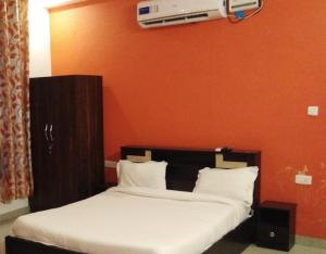 Ένα ή περισσότερα κρεβάτια σε δωμάτιο στο Hotel Negi Palace by StayApart