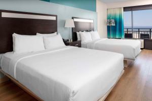 DoubleTree Resort by Hilton Myrtle Beach Oceanfront客房内的一张或多张床位