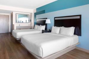 DoubleTree Resort by Hilton Myrtle Beach Oceanfront客房内的一张或多张床位