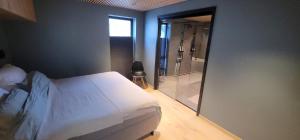 Postel nebo postele na pokoji v ubytování Unique 3-Storey House in Trysil Luxury Living in the Heart of the Village