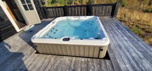 Fotografie z fotogalerie ubytování The Whole Beautiful Cabin With Jacuzzi A Luxurious Getaway in Solberglia v destinaci Østby + 13 fotografií