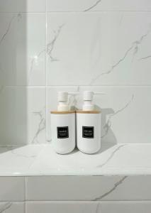 due bottiglie di acqua dolce in bagno di DelZiaNa Bara Budget พักได้ 2 ท่าน a Satun
