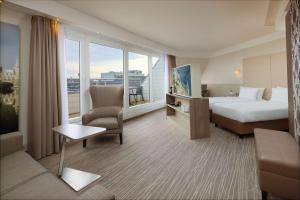 DoubleTree by Hilton Hannover Schweizerhof客房内的一张或多张床位