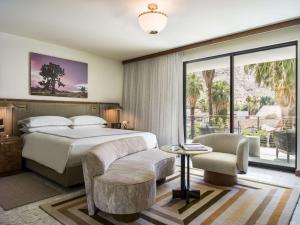 Postel nebo postele na pokoji v ubytování Thompson Palm Springs, By Hyatt