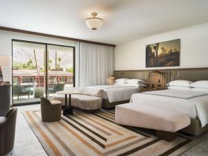 Postel nebo postele na pokoji v ubytování Thompson Palm Springs, By Hyatt