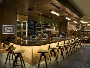 Lounge nebo bar v ubytování Thompson Palm Springs, By Hyatt